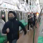 Kẻ hóa trang Joker tấn công tàu tốc hành vào đêm Halloween